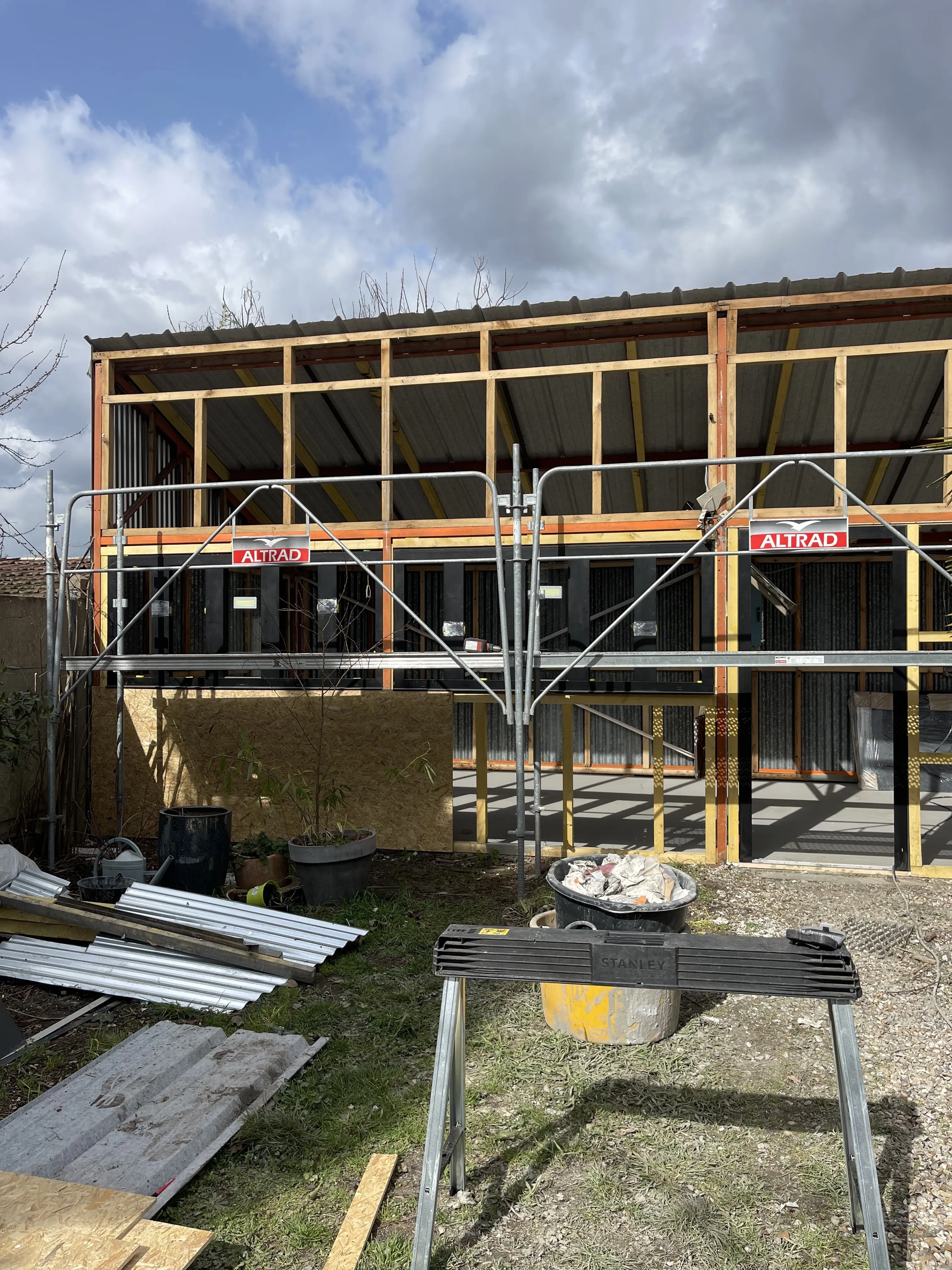 Ossature bois de l'atelier et échafaudage pendant les travaux