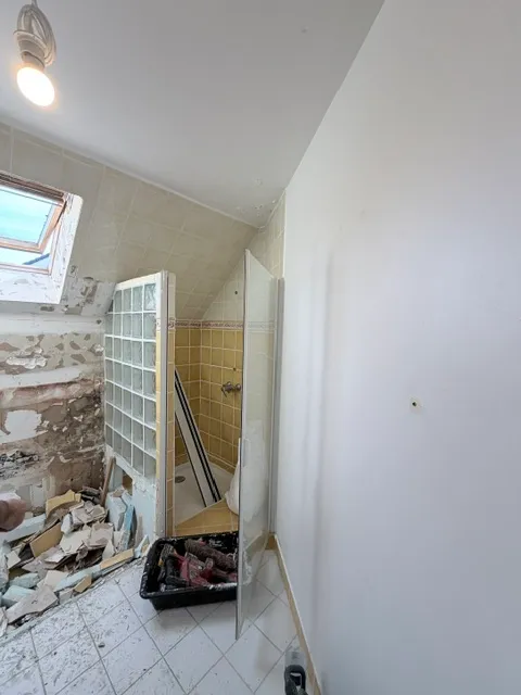 Démolition de la cloison en briques de verre