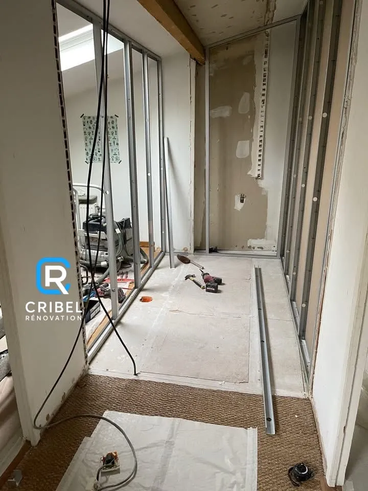 Salle de bain mise à nu avant travaux, cloisons et réseaux apparents
