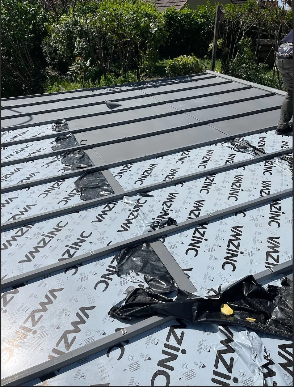 Pose de l'écran de sous-toiture VMZINC sur le support neuf du terrasson