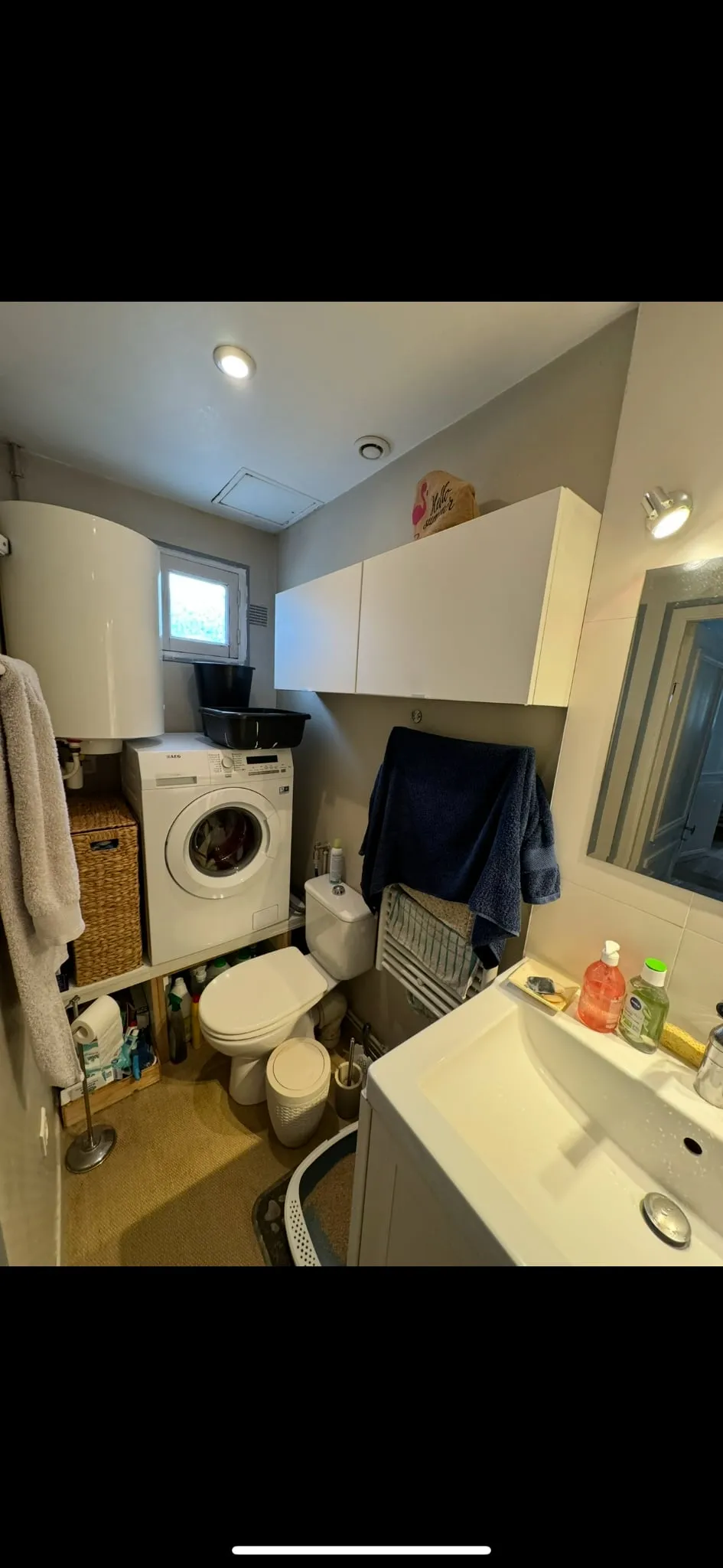 Salle de bain d'origine encombrée, avant rénovation