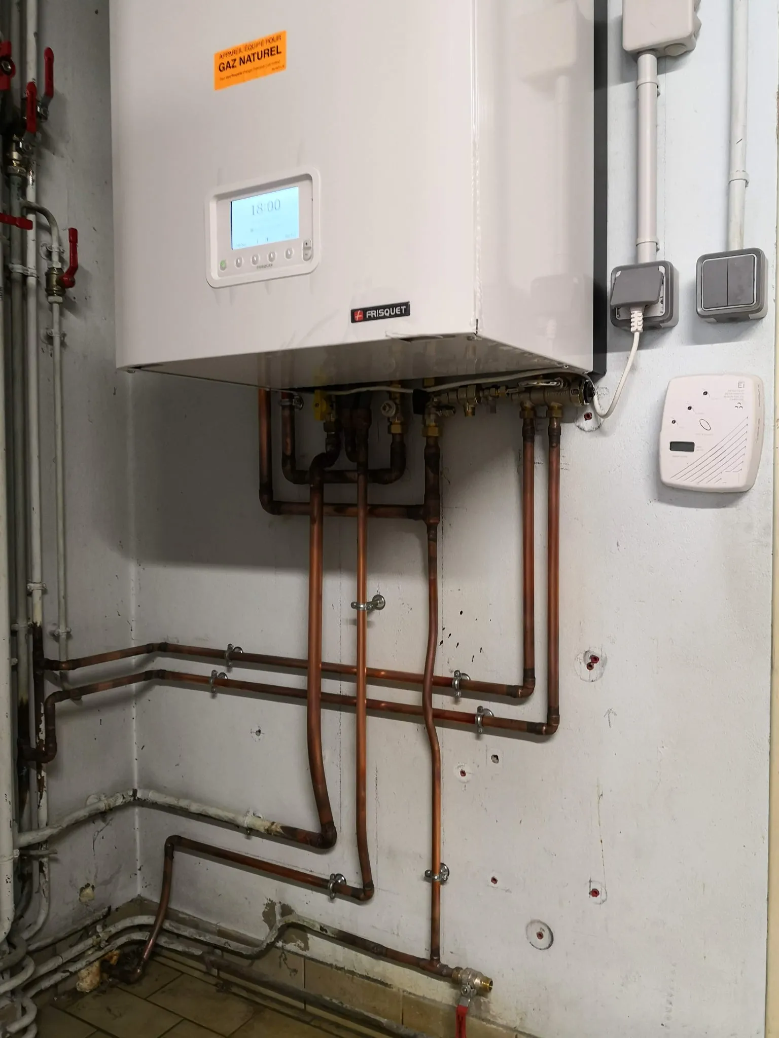 Raccordements en cuivre et régulation de la chaudière à condensation
