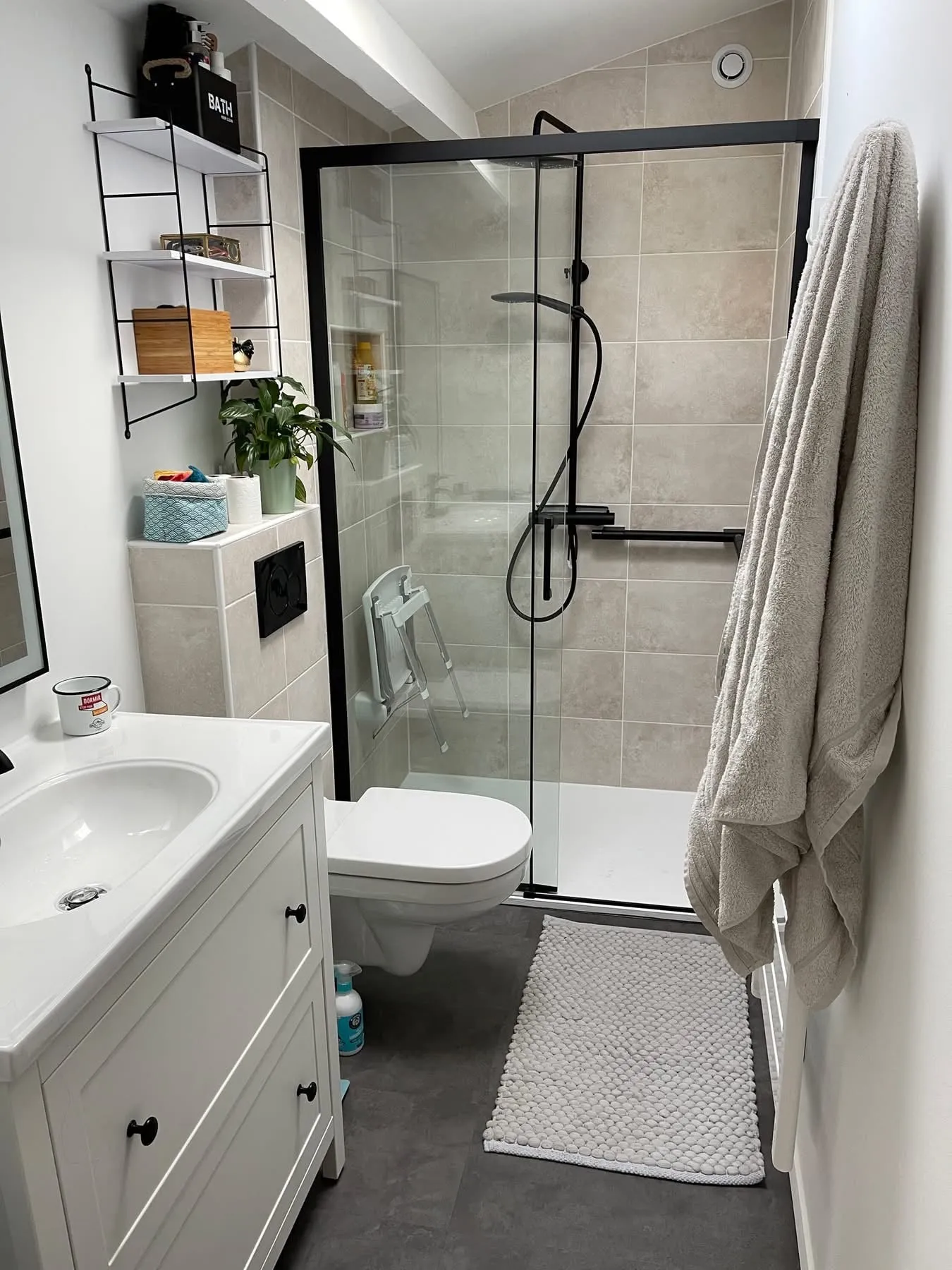 Salle de bain terminée avec douche à l'italienne, meuble vasque et WC