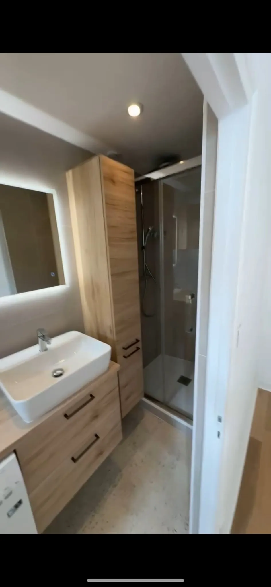 Salle de bain rénovée avec meuble vasque et colonne de rangement