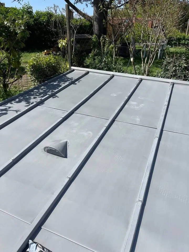 Terrasson en zinc quartz à joint debout terminé, avec chatière de ventilation