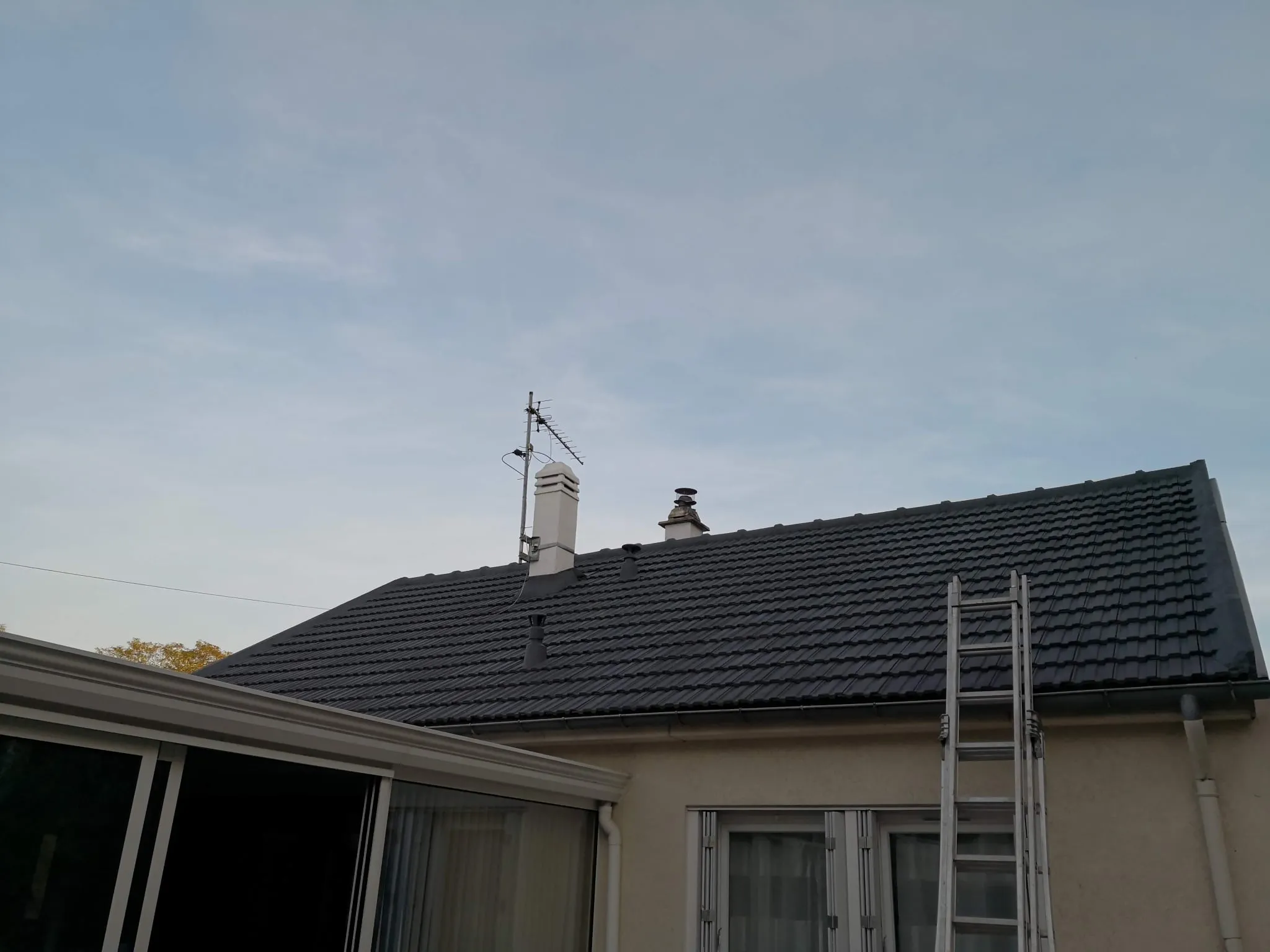 Toiture en tuile béton après nettoyage et mise en peinture
