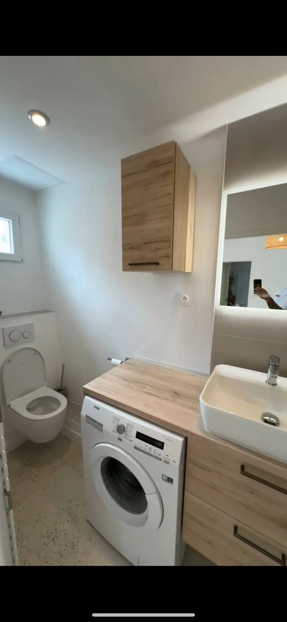 Plan vasque en bois, miroir rétroéclairé et rangements suspendus