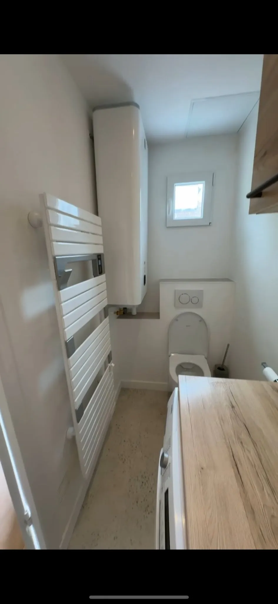 WC suspendu, sèche-serviettes et emplacement lave-linge intégré