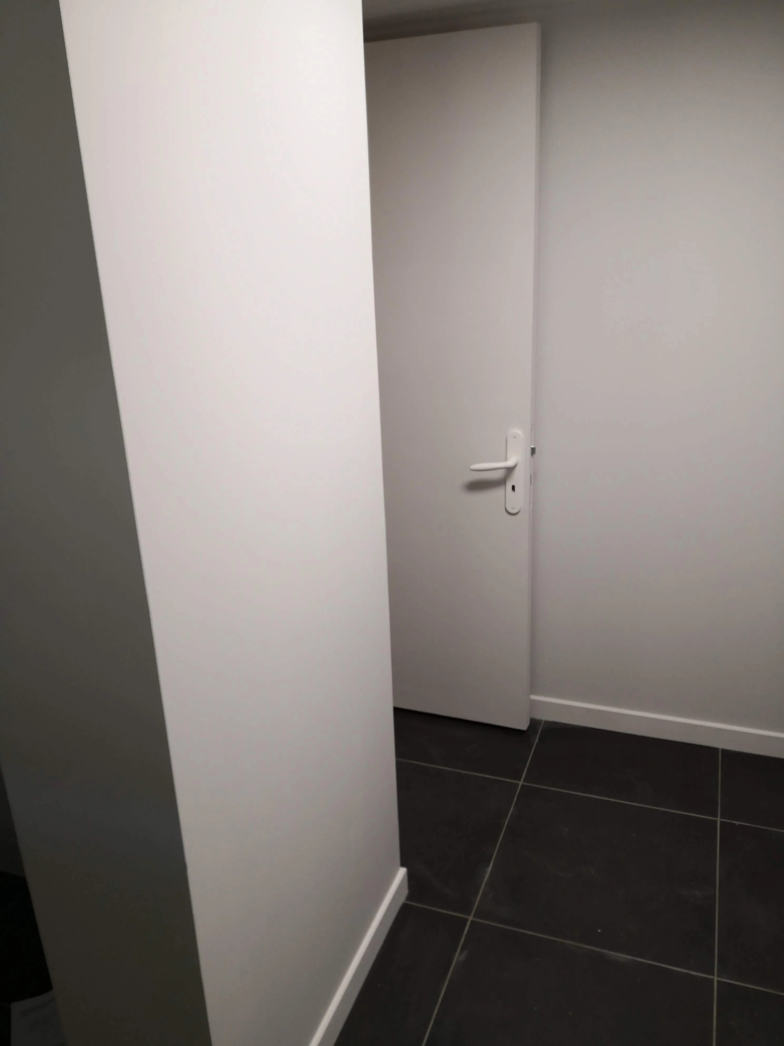 Carrelage de sol et cloison finie après agencement