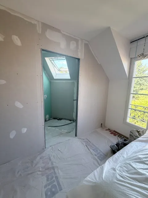 Préparation des parois sous la fenêtre de toit