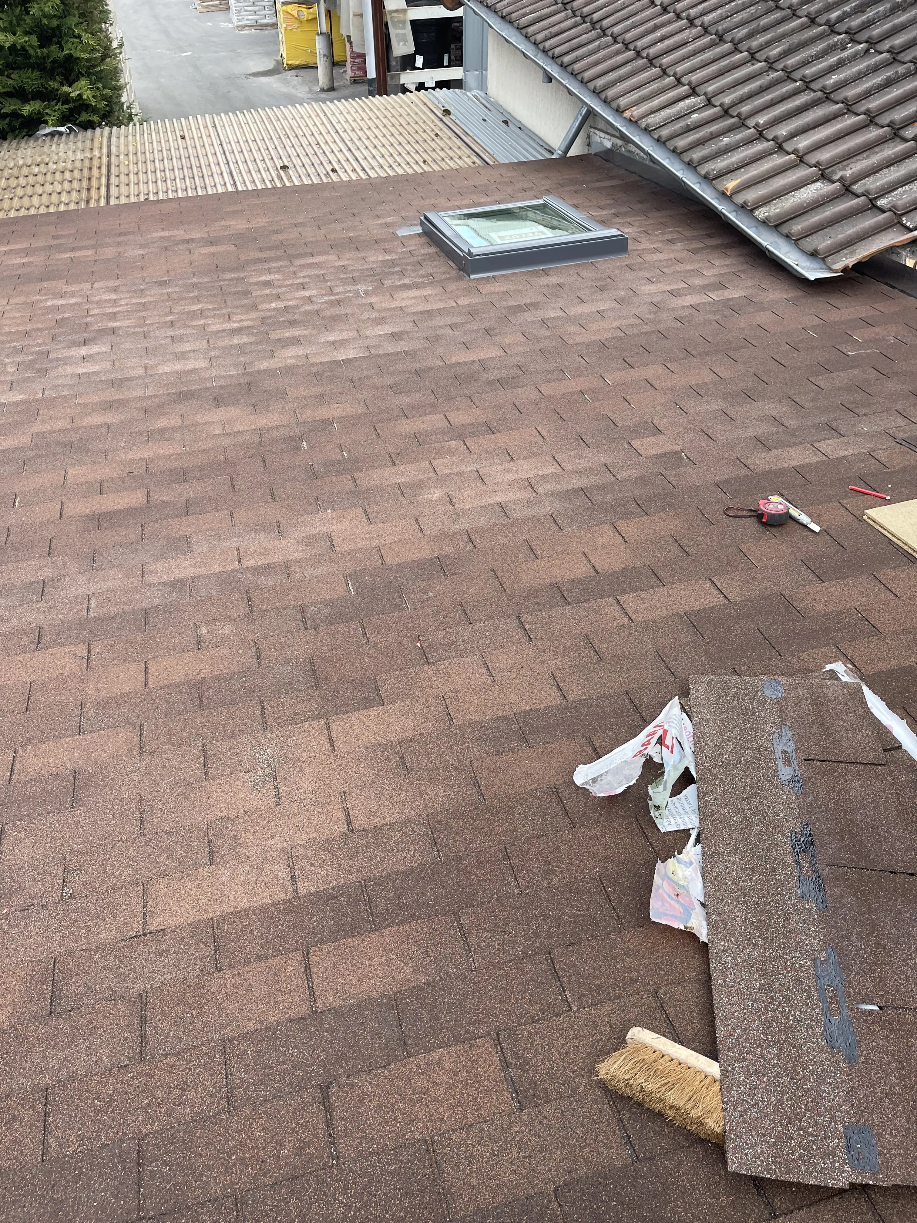 Toiture en shingle neuve avec fenêtre de toit après travaux