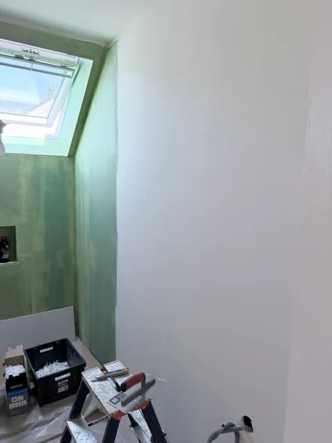Jonction traitée entre cloison et plafond