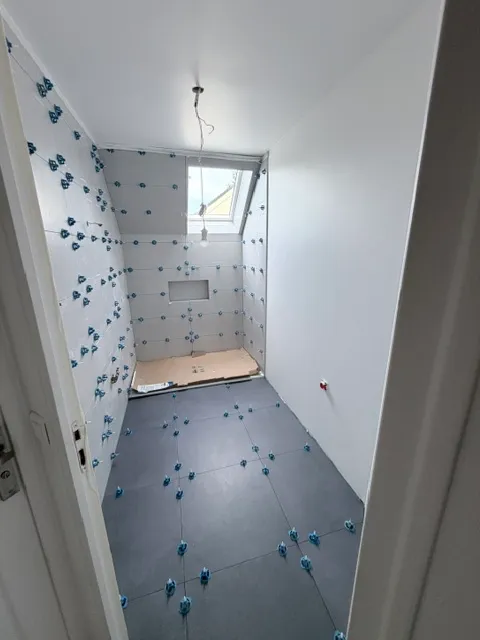 Pose du carrelage mural avec croisillons de calage