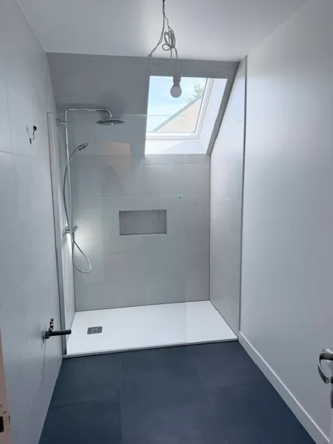 Douche à l'italienne en carrelage grand format