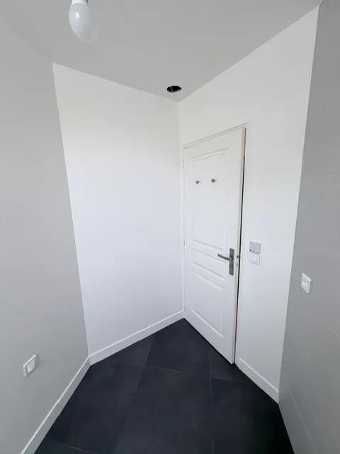 Salle de bain terminée en carrelage foncé