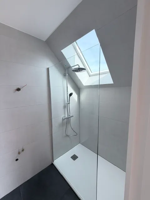 Salle de bain terminée sous fenêtre de toit